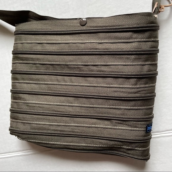 𝅺crossbody Zip-it bag, army green - Picture 4 of 6